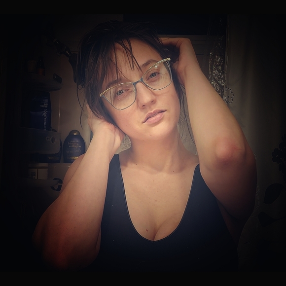 My name is Alaina. I wear S/M and have no set style. - Picture 1 of 4